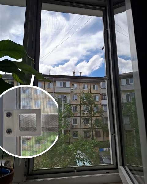 Москітна сітка Антикішка з металевим полотном на вікні — встановлена конструкція з врізкою кріплення-фіксатора крупним планом